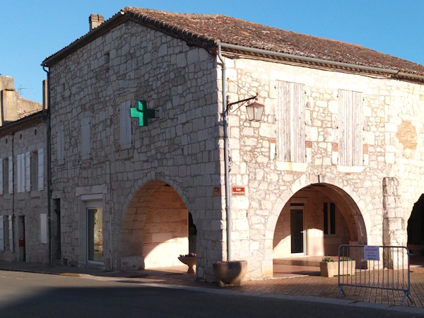 La bastide de Puymirol, siège de la pharmacie