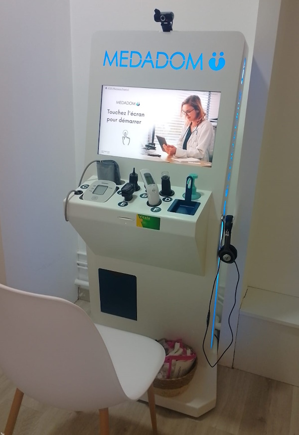 Cabine de téléconsultation Medadom installée dans la Pharmacie Puymirol